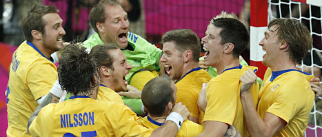 Svenskarna jublar efter att ha slagit ut EM-mästarna Danmark ur OS. FOTO: Vadim Ghirda/SCANPIX